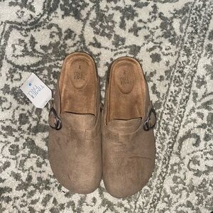Clogs. Brown.